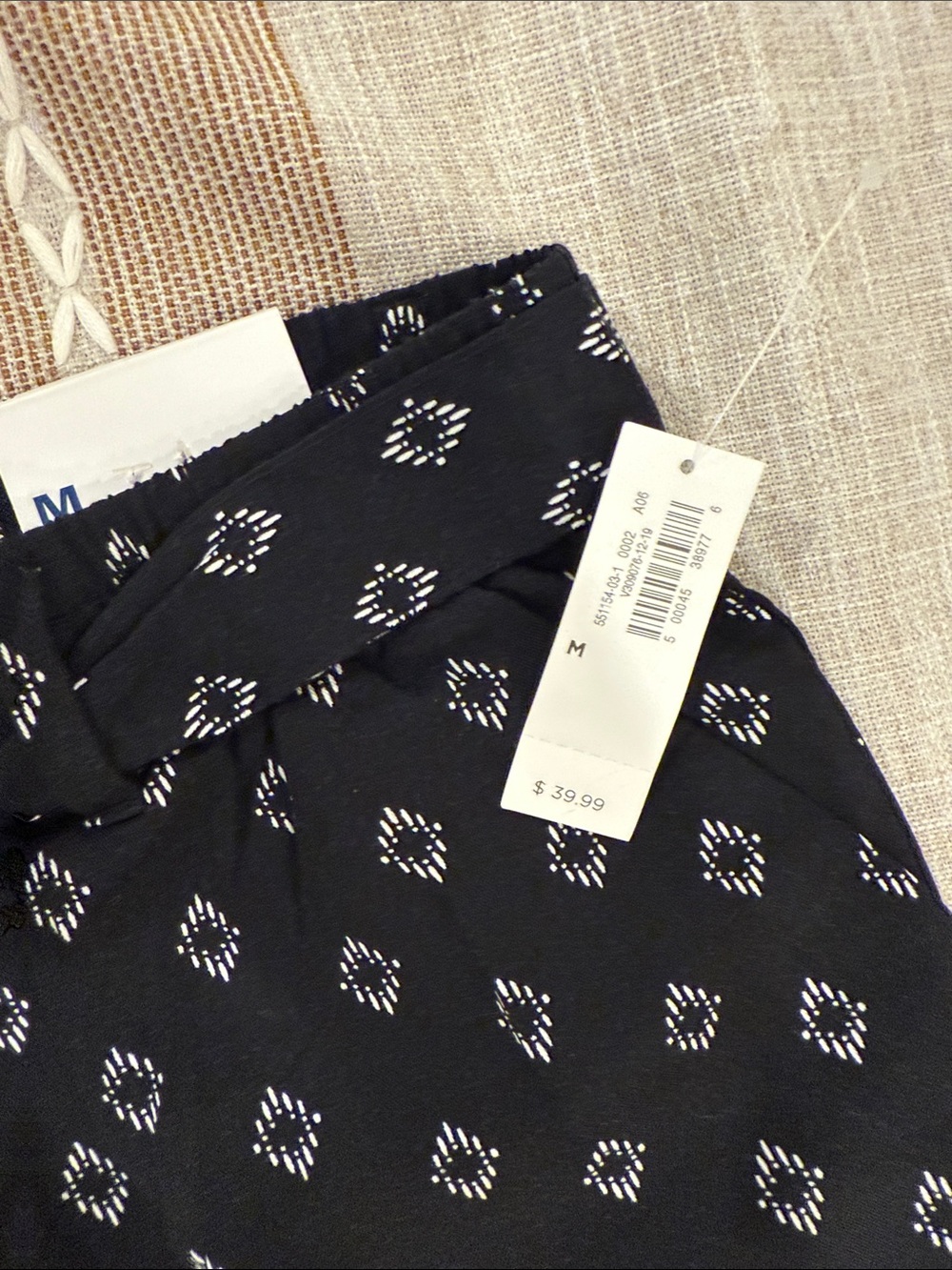 Old Navy Black Patterned Drawstring Women’sPants - Picture 2 of 2